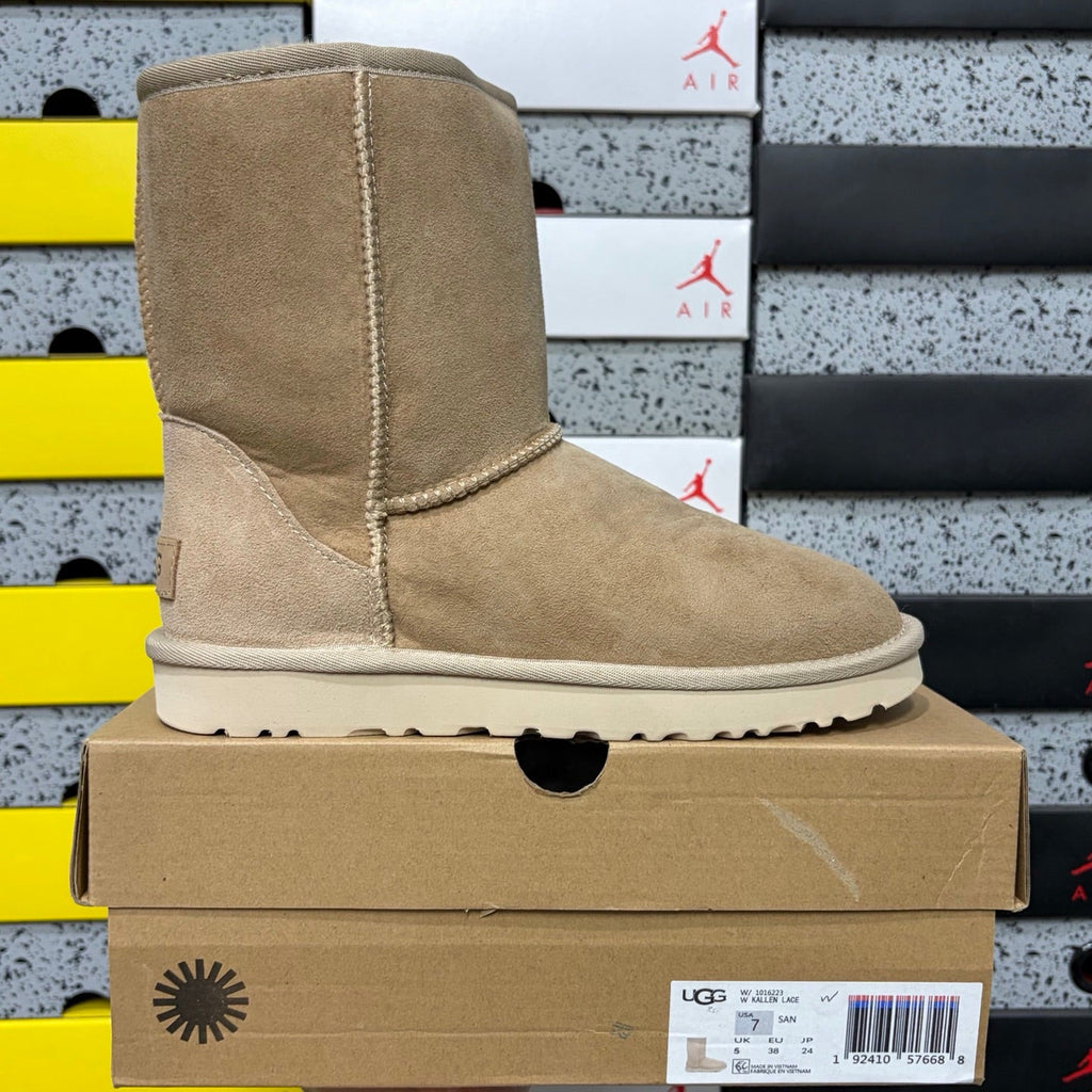 UGG Kallen Lace Classic Short Boot – Suede Boot with Shearling Lining, Tonal Back Seam & Classic Sunburst Sole in Sand
